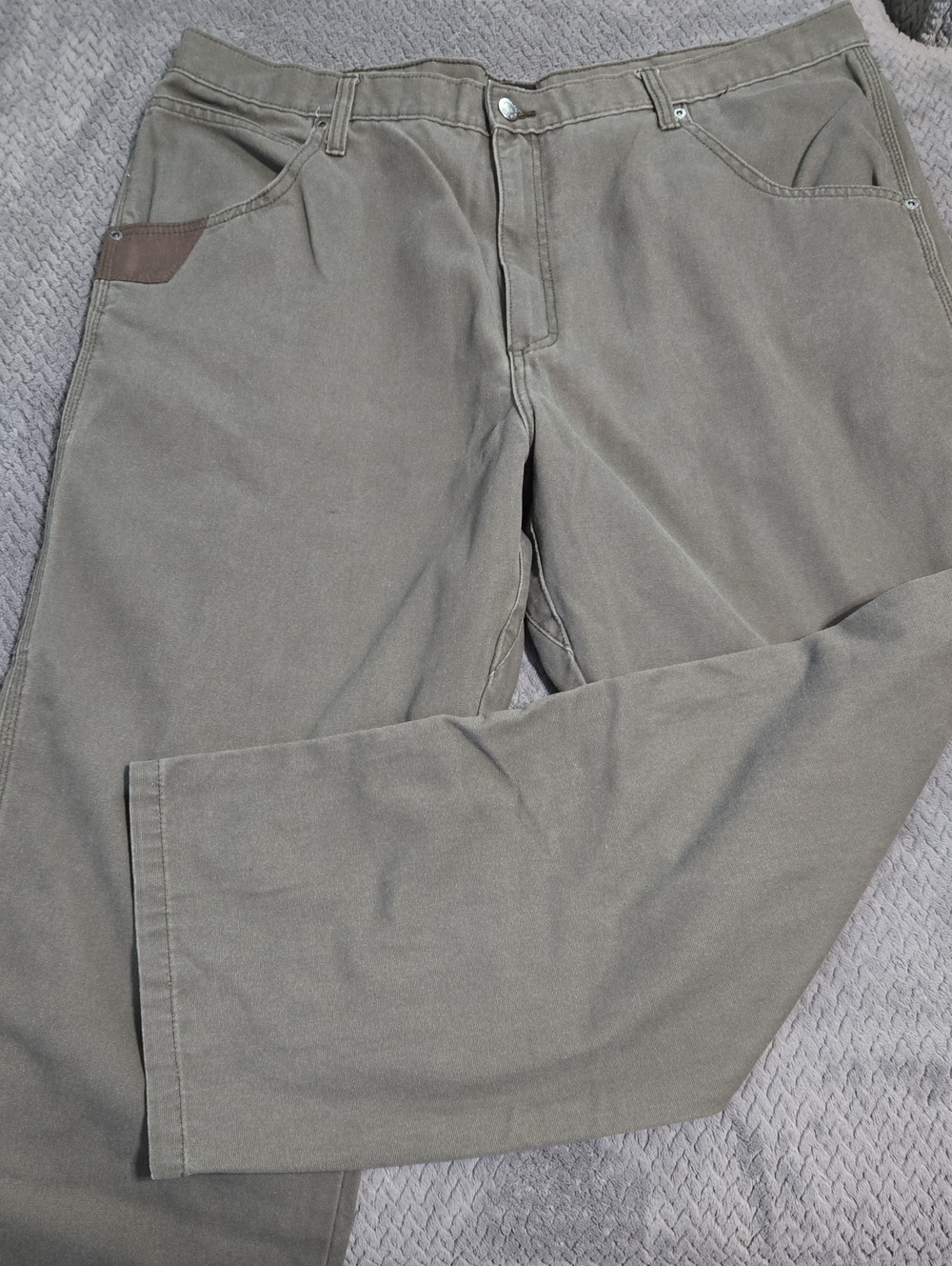 Men's Straight-Leg Chinos in Olive